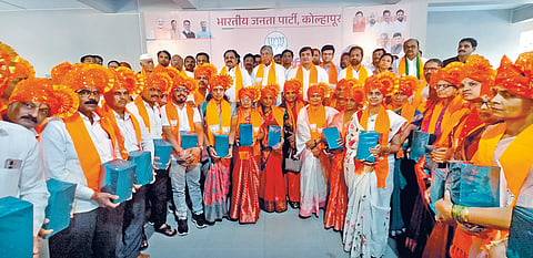 कोल्हापूर : भाजपच्या नूतन जि. प. व पंचायत समिती सदस्यांचा उच्च व तंत्रशिक्षण मंत्री चंद्रकांत पाटील यांच्या हस्ते सत्कार करण्यात आला. 	