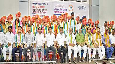 कोल्हापूर : काँग्रेस कमिटी येथे जिल्हा परिषद व पंचायत समितींच्या नवनिर्वाचित सदस्यांच्या सत्कारानंतर नेत्यांनी एकत्र येत शक्तिप्रदर्शन केले. यावेळी खासदार शाहू महाराज, राजू शेट्टी, आमदार सतेज पाटील, ऋतुराज पाटील, राजू आवळे, मालोजीराजे, जयंत आसगावकर, ए. वाय. पाटील, संजय पवार आदी.	