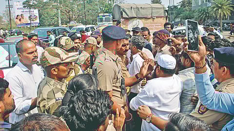 Sangli News : विश्रामबाग चौकाजवळील अनधिकृत 68 खोकी जमीनदोस्त