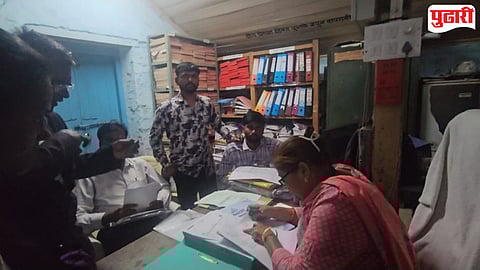 खेड तहसील कार्यालय आवारातील दस्त नोंदणी कार्यालयात कोपऱ्यात बसून काम केले जात आहेत.