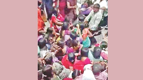 Women clash during Rathotsav in Aundha