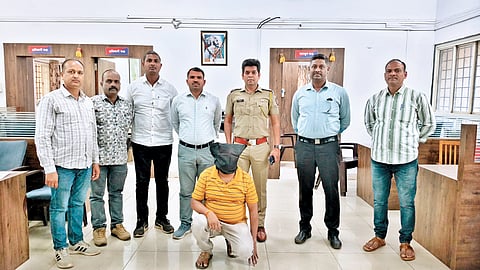 कोल्हापूर : ट्रेडिंग सोल्युशन कंपनीच्या फरार असलेल्या संचालकास स्थानिक गुन्हे अन्वेषण शाखेच्या पथकाने मंगळवारी पलूस येथून अटक केली. 	