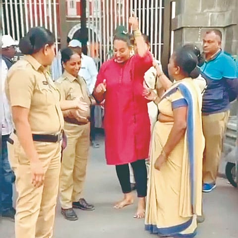 कोल्हापूर ः महापालिकेत आत्महदनाचा प्रयत्न करणार्‍या महिलेला रोखताना महिला पोलिस.