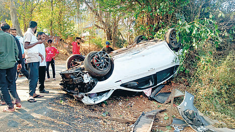पन्हाळा : बुधवार पेठ परिसरात उलटलेली कार.