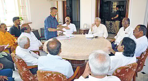 कोल्हापूर : शाहू मिलसंदर्भात खासदार शाहू महाराज यांच्या सोबतच्या बैठकीत बोलताना अ‍ॅड. बाबा इंदूलकर, बाबा पार्टे, विजय देवणे आदी.