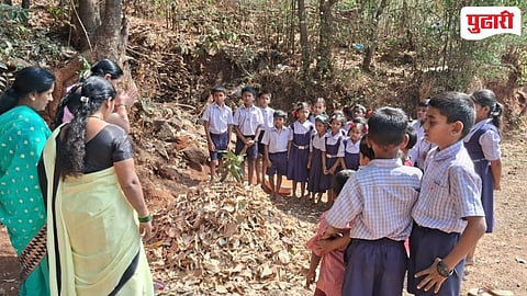 तळवडे शाळेत कचऱ्याची ‘होळी’ करून पर्यावरणाचा जागर करताना विद्यार्थी 