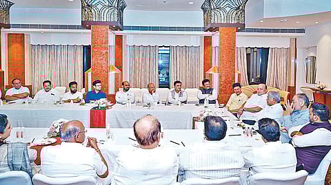 मुंबई : महायुतीच्या नेत्यांच्या बैठकीत संजय मंडलिक, राहुल आवाडे, समरजित घाटगे, आ. अमल महाडिक, जयंत पाटील, खासदार धनंजय महाडिक, आ. राजेश क्षीरसागर, पालकमंत्री प्रकाश आबिटकर, वैद्यकीय शिक्षणमंत्री हसन मुश्रीफ, उच्च व तंत्रशिक्षणमंत्री चंद्रकांत पाटील, आ. विनय कोरे, खा. धैर्यशील माने आदी.