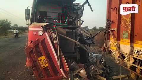 Kej accident news | केज-कळंब रोडवर उभ्या ट्रकला एसटीची जोरदार धडक; चालक-वाहकासह १३ प्रवासी जखमी