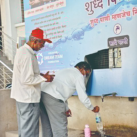 कोल्हापूर : सीपीआरच्या हृदय शस्त्रक्रिया विभागासमोरील आधारवड असलेले पाण्याचे एटीएम.