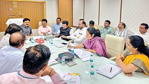 मुंबई : मंत्रालयामध्ये गुरुवारी झालेल्या बैठकीत बोलताना वस्त्रोद्योगमंत्री संजय सावकारे. आरोग्यमंत्री प्रकाश आबिटकर, राज्य नियोजन मंडळाचे कार्यकारी अध्यक्ष, आमदार राजेश क्षीरसागर, आमदार अमल महाडिक, आयुक्त के. मंजुलक्ष्मी आदी.  