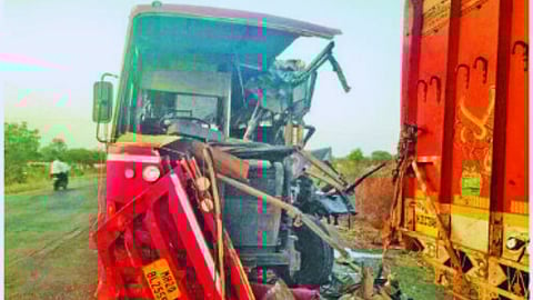 केज-कळंब रोडवर भीषण अपघात;
उभ्या ट्रकला एसटी बसची जोरदार धडक