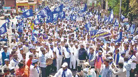 कोल्हापूर : जिल्हाधिकारी कार्यालयासमोर मोर्चाला झालेली विराट गर्दी.