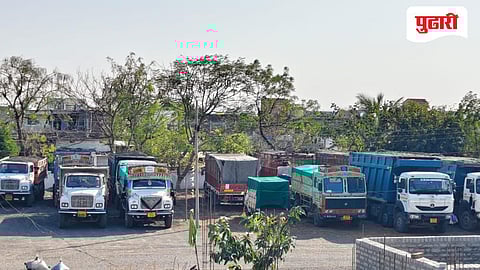 अवैध रेती उपशावर मध्यरात्री धाड; पोकलँडसह, ट्रॅक्टर बोटी, डंपर जप्त