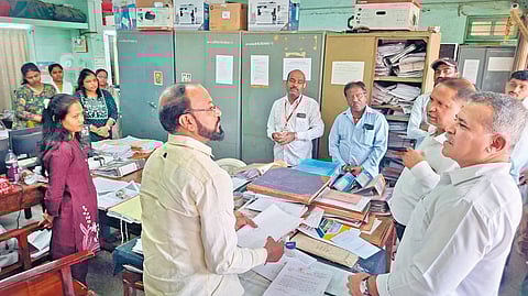 Satara Municipal Corporation: कर्मचाऱ्यांची कामाच्या नावाखाली उंडराउंडरी