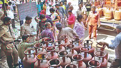 कोल्हापूर : संभाजीनगर येथे पोलिस बंदोबस्तात गॅस सिलिंडरचे वितरण करण्यात आले. 	