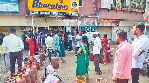 Gas Cylinder Supply Satara: टंचाईच्या धास्तीने जिल्हा ‌‘गॅस‌’वर