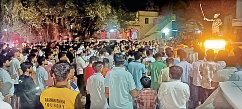 करनूर : हिंदू-मुस्लिम तणावानंतर दोन्ही बाजूंचा जमलेला जमाव.