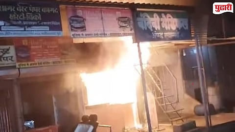 Shops caught fire Dhule