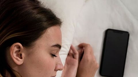 Mobile | मोबाईल उशाशी घेऊन झोपताय, तर वेळीच सावध व्हा! 