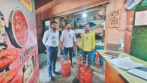 Satara News: वाठार स्टेशन येथे हॉटेल रुचीसागरवर पुरवठा विभागाचा छापा