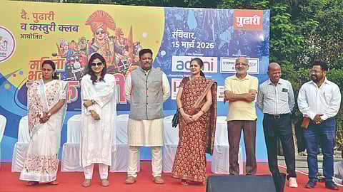 कोल्हापूर :  दै. ‘पुढारी’ कस्तुरी क्लबच्या वतीने गुढीपाडव्याचे औचित्य साधून आयोजित केलेल्या बाईक रॅलीच्या शुभारंभ प्रसंगी कस्तुरी क्लबच्या अध्यक्षा डॉ. स्मितादेवी योगेश जाधव, महिला बालकल्याण समिती सभापती कौसर बागवान, ‘रेवहेड यामाहा’चे सुमित दतवाडे, अर्चना दतवाडे, दै. ‘पुढारी’चे कार्यकारी संपादक विजय जाधव, सरव्यवस्थापक (ऑपरेशन्स) राजेंद्र मांडवकर, ‘अग्रवाल गोल्ड अँड सिल्व्हर’चे सुशील अग्रवाल.