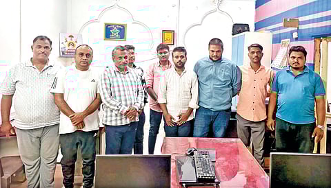 कोल्हापूर : रंकाळा परिसरातील हरिओमनगर येथील एका बंगल्याच्या तळघरात सुरू असलेल्या तीनपानी जुगार अड्ड्यावर पोलिसांनी रविवारी सायंकाळी छापा टाकला. 9 जुगार्‍यांना अटक करून मुद्देमाल हस्तगत केला. 	