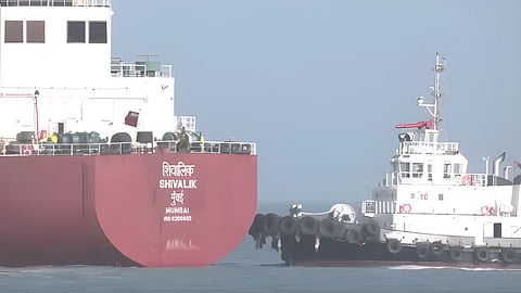 युद्धजन्य परिस्थिती असलेल्या 'हॉर्मुझची सामुद्रधुनी' (Strait of Hormuz) पार करून 'शिवालिक' हा एलपीजी (LPG) टँकर गुजरातच्या मुंद्रा बंदरात सुखरूप दाखल झाला आहे.