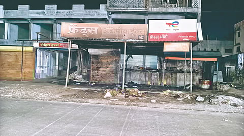 Malshiras fire incident: माळशिरसमधील ऑटोमोबाईलच्या दुकानाला आग 