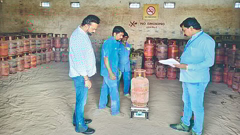 Sangli gas agencies inspection: सांगली, मिरज, जतमधील गॅस एजन्सींची तपासणी