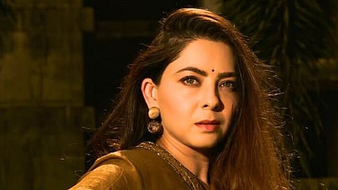 Sonalee Kulkarni | 'अप्सरे'चा वेगळा अवतार; गोल्डन सूटमध्ये सोनालीचा कॅज्युअल लूक

