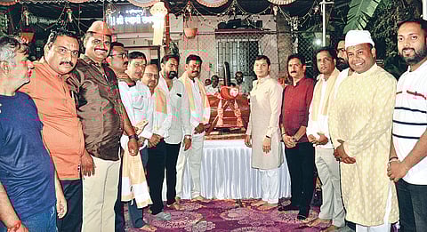 कोल्हापूर : अंबाई टँक येथील जगताप परिवारातर्फे आयोजित स्वामी समर्थांचा पालखी सोहळा दै. ‘पुढारी’ माध्यम समूहाचे चेअरमन डॉ. योगेश जाधव यांच्या उपस्थितीत पार पडला. यावेळी अन्य उपस्थित मान्यवर. 