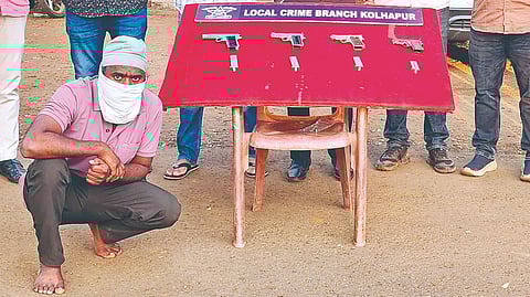 कोल्हापूर : कोल्हापूरसह पश्चिम महाराष्ट्रातील संघटित टोळ्यांना अत्याधुनिक शस्त्रे पुरविणार्‍या मध्य प्रदेशातील कुख्यात तस्कराला स्थानिक गुन्हे अन्वेषण पथकाने जेरबंद केले. संशयिताकडून चार पिस्तूल हस्तगत करण्यात आले.

