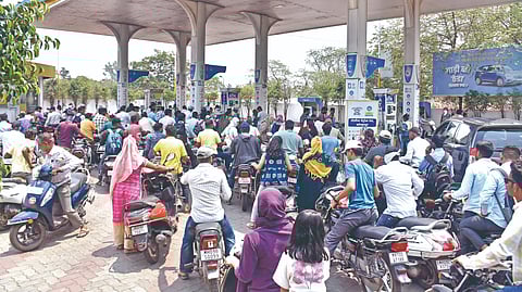 कोल्हापूर : जिल्ह्यात बुधवारी ठिकठिकाणी पेट्रोल पंपांवर वाहनधारकांनी गर्दी केली होती. 