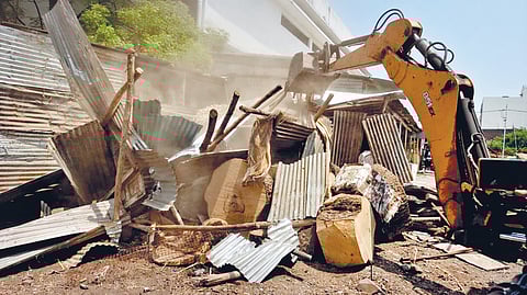 Solapur news: मंगळवार बाजारात धडक कारवाई