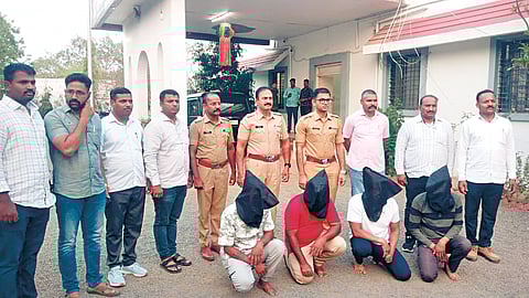 Sangola Theft: सांगोलाजवळ व्यापाऱ्याला लुटणारे जेरबंद