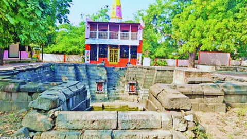 बाचेगाव येथील प्राचीन श्रीराम मंदिरात दुर्मिळ 'समुद्रमंथन' शिल्प