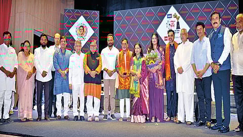 कोल्हापूर : ‘लोकमत’ सखी मंचच्या संस्थापिका श्रीमती ज्योत्स्ना दर्डा यांच्या स्मृतिदिनानिमित्त पं. विनोदबुवा डिग्रजकर, मंजुषा पाटील यांना ‘सूर ज्योत्स्ना राष्ट्रीय संगीत पुरस्कार’ प्रदान करण्यात आला. याप्रसंगी खा. शाहू महाराज, दै. ‘पुढारी’चे मुख्य संपादक डॉ. प्रतापसिंह जाधव, लोकमत मीडिया ग्रुपचे चेअरमन डॉ. विजय दर्डा, आरोग्यमंत्री प्रकाश आबिटकर, ग्रामविकासमंत्री जयकुमार गोरे, खा. धनंजय महाडिक, आ. अशोकराव माने, आ. राहुल आवाडे, जिल्हा परिषद अध्यक्षा शिल्पा खोत, माजी खा. राजू शेट्टी, उद्योजक संजय घोडावत, शास्त्रीय गायक राहुल देशपांडे, प्रियंका भावे आदी उपस्थित होते.