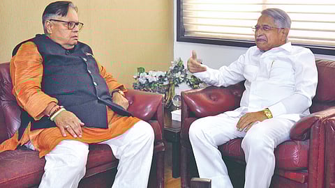 कोल्हापूर : लोकमतच्या एडिटोरियल बोर्डाचे चेअरमन डॉ. विजय दर्डा यांच्याशी चर्चा करताना ‘पुढारी’चे मुख्य संपादक डॉ. प्रतापसिंह जाधव.     