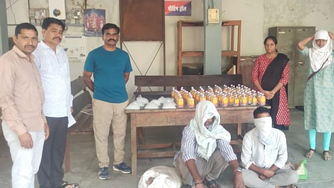 Nanded news | धर्माबाद पोलिसांची अवैध दारू विक्रेत्यांवर 'मास रेड'; दोन गुन्हे दाखल, मुद्देमाल जप्त