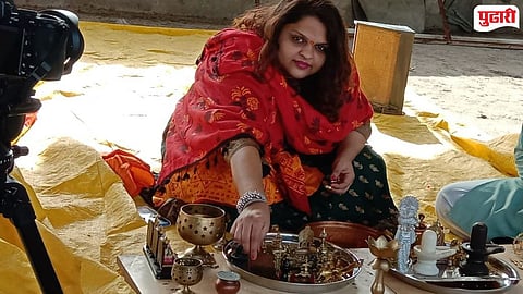 नाशिक : जमा झालेल्या साहित्याची सर्वप्रथम उत्तरपूजा करुन हिलिंगद्वारे पूजन करताना ॲड. तृप्ती गायकवाड 