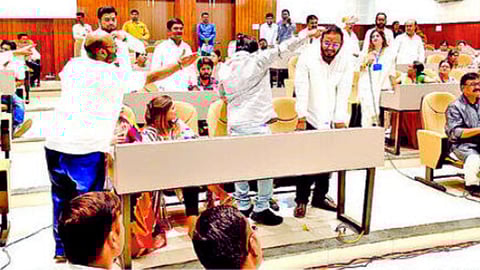 पहिल्याच अर्थसंकल्पीय सभेत सत्ताधारी-विरोधकांत गदारोळ