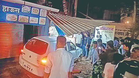 संभापुर : येथे सलून दुकानात घुसलेली अपघातग्रस्त कार