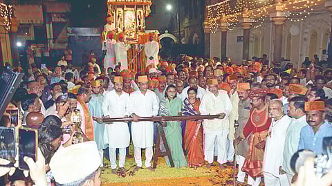 कोल्हापूर : छत्रपती शिवाजी महाराज व महाराणी ताराराणी यांच्या रथोत्सवाचा थाट पाहण्यासाठी झालेली अलोट गर्दी.	