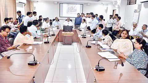 कोल्हापूर : शेंडा पार्कमध्ये सीपीआरसह कागल, मौजे सांगाव, पिंपळगाव खुर्द, उत्तूर येथील आरोग्य केंद्रांची आढावा बैठक मंत्री हसन मुश्रीफ यांच्या अध्यक्षतेखाली झाली. 

