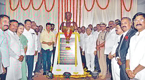 गिरगाव ः येथे कै. कृष्णात कोंडेकर यांच्या अर्धपुतळा अनावरणप्रसंगी दै. ‘पुढारी’चे मुख्य संपादक डॉ. प्रतापसिंह जाधव, पालकमंत्री 
प्रकाश आबिटकर. शेजारी डॉ. योगेशकुमार गुप्ता, संजय मंडलिक, मधुरिमाराजे, संपत पवार-पाटील, प्रताप कोंडेकर, सुरेश कुराडे, राजू लिंग्रस, राहुल चिकोडे आदी. 	