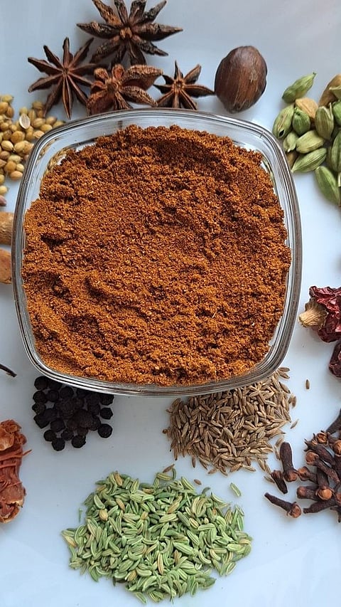 हॉटेलसारखा सुगंधी आणि शुद्ध गरम मसाला घरी बनवण्याची सोपी पद्धत