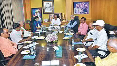 कोल्हापूर : पुढारी भवनमध्ये आयोजित डॉ. ग. गो. जाधव पत्रकारिता अध्यासन कामकाज आढावा बैठकप्रसंगी दै. ‘पुढारी’चे मुख्य संपादक डॉ. प्रतापसिंह जाधव, प्रभारी कुलगुरू डॉ. सुरेश गोसावी, प्रभारी प्र-कुलगुरू डॉ. ज्योती जाधव. समवेत डॉ. व्ही. एन. शिंदे, अनिल पाटील, सतीश पडळकर, रणजित यादव, डॉ. शिवाजी जाधव, चंद्रकांत जितकर, सुनील नागराळे आदी.	