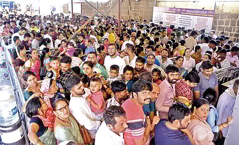 Ambabai temple crowd |