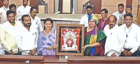 कोल्हापूर : महापौर रूपाराणी निकम यांच्या हस्ते आयुक्त के. मंजुलक्ष्मी यांचा सत्कार करण्यात आला. यावेळी उपमहापौर अक्षय जरग, विशाल शिराळे, रविकांत आडसूळ  आदी.    