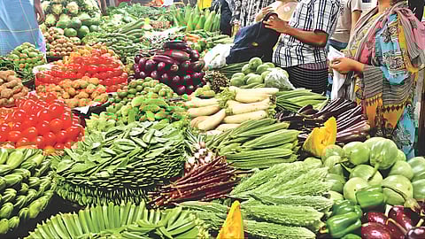 Vashi Apmc Market : आंबा ते कांदा.. युद्धामुळे मुंबईकरांना मिळणारा भाजीपाला, फळे कितीने महागले? यादी वाचा